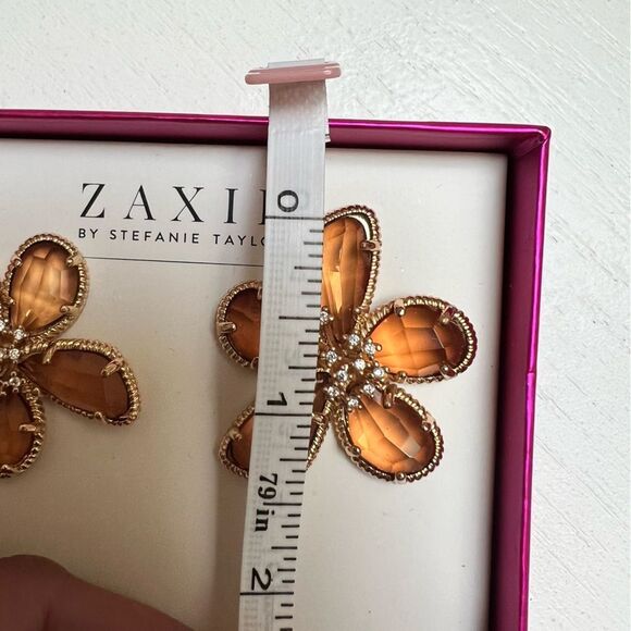 Saxie by Stefanie Taylor Chunky Crystal Flower Shaped Earrings Champagne NEW - Picture 3 of 3